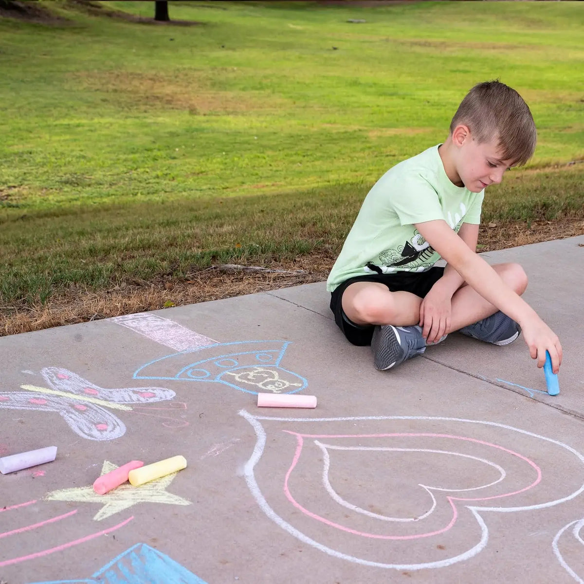 160 PCS Sidewalk Chalks Set Non-Toxic Washable Jumbo Chalk for Outdoor Art Play Painting on Chalkboard Blackboard and Playground